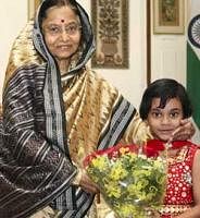 Baby Sarjana of Kolkata meets President Pratibha Patil at Rashtrapati Bhavan on Wednesday with some of the money collected by her for the victims of Cyclone Aila . PTI