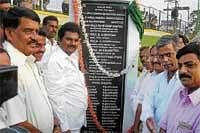 The District In-charge Minister Mumtaz Ali Khan inaugurating T Chennaiah park in Chikkaballapur on Monday. DH Photo