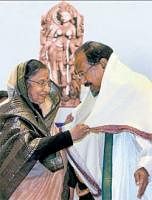 Honoured: President Pratibha Patil presents Jnanpith Moortidevi Puraskar 2010 to Union Minister M Veerappa Moily for his outstanding work Shri Ramayan Mahanveshanam, in New Delhi on Thursday. PTI