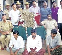 Police with three men suspected of selling a leopard pelt at Chikkanayakanahalli on Friday. DH Photo