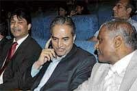 Narayana Health City Founder Chairman Dr Devi Shetty having a word with Ebenezer  International school Founder Chairman Dr Abraham Ebenezer at the launch of EISB Movement in the City on  Friday. DH Photo