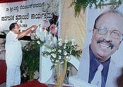 Union Minister for Law M Veerappa Moily paying floral tributes to Konkani music icon Wilfy Rebimbus at Milagres Hall in Mangalore on Monday.