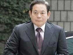 In this Oct. 10, 2008, file photo former Samsung Group Chairman Lee Kun-hee arrives for his trial at the Seoul Court House in Seoul, South Korea. AP