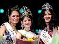 23 year old South African Kajal Lutchminarain (C) who was crowned queen is flanked by second Princess Cher Merchand from Suriname (L) and first Princess Niharica Raizada (R) from the United Kingdom on March 27, 2010 during the 19th Miss India Worldwide 2010 beauty pageant at the Durban International Convention Centre. AFP