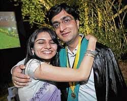 Gold medalist Jiten Umesh Poojara hugs his wife Dr Pooja at the 35th annual convocation at IIM,Bangalore on Monday.  dh Photo