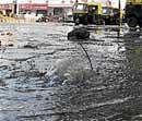 Sewage water floods Kamaraj Road in Bangalore on  Sunday. DH Photo