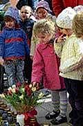 Children and staff from a local kindergarten pay tribute on Monday to Polish President Lech Kaczynski outside the Warsaw home where he and his wife Maria Kaczynska lived before he was elected head of state in 2005. AFP