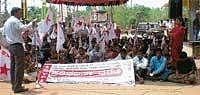 DYFI activists holding a protest in front of Ullal TMC on Monday. DH Photo