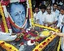Remembered: Fans paying homage to the late actor Rajkumar on his death anniversary in Bangalore on Monday. KPN