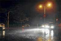 Heavy rain lashes Mysore city on Monday evening. DH Photo