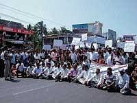National Highway Action Committee staging protest on NH-17 at Thokkottu on  Thursday against land acquisition. DH Photo