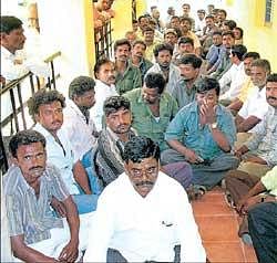 Members of SC/ST Employees Welfare Association of KPTCL staging a dharna seeking compensation for an injured lineman in Chikkaballapur on Friday.DH photo