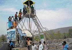 The watch tower constructed by the Tamil Nadu government at the controversial Nadugadde region in Hogenakal.  DH photo
