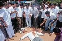 Congress workers burning the effigy of former Minister for Food and Civil Supplies Hartal Halappa near DC Office in Mangalore on Tuesday. DH Photo