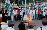 Congress party workers burning effigy of former minister Hartal Halappa in Chikmagalur while staging a protest on Tuesday demanding arrest of Halappa. DH Photo