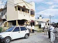 Investigation:  Policemen at Venkatesha Murthy and Chandravatis house in Shimoga. DH Photo