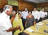 Grief and Action: Chief Minister B S Yeddyurappa speaking to family members of Carlton towers fire  victims at his home office in Bangalore on Tuesday.  DH Photo