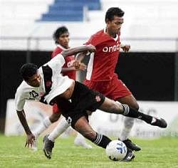 keen tussle: Vasco SCs TV Biju Kumar (left) and ONGCs Tarif Ahmed battle for possession in their I-League Second Division football match in Bangalore on Wednesday. dh photo
