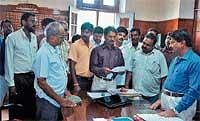 The Chikmagalur District Working Journalists Association members submitting a memorandum to Deputy Commissioner Channappagowda on Friday condemning the incident of Shimoga Police serving notice to Prajavani  reporter and Associate Editor.