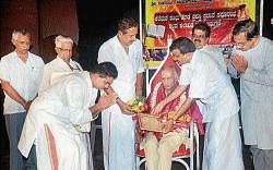 Keremane Shambhu Hegde Award being conferred on veteran Yakshagana artiste Kunjalu Ramakrishna Nayak at the Don Bosco Hall in Mangalore on Sunday. DH photo