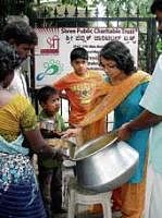 Maitri Vasudev, student of Adarsh Jain College serves food to the underprivileged. DH photo