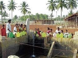 People collecting water from a well in a farm on the outskirts of Chikkaballapur. DH PHOTO