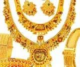 India gold trades near record high; traders at bay