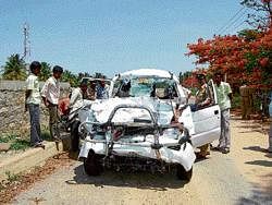 The mangled remains of a SUV near Kora on NH-4 on the outskirts of Tumkur on Wednesday. DH photo