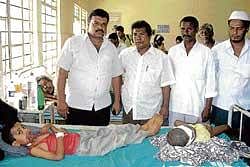 Injured children being treated at the hospital in Srinivaspur on Wednesday. DH PHOTO