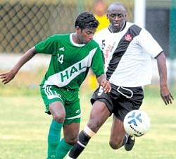 Catch me if you can: HASCs Rajendra Prasad (left) gets past Vasco SCs Ayub Mangut in the I-League Second Division football league match in Bangalore on Thursday. Dh photo