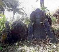 The historic stones found in Kondoji village of Hangal taluk have been placed in front of Eshwara temple. DH photo