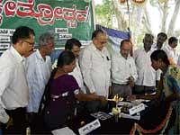 New beginning: Project Co-ordinator of Bangalore University of Agricultural Sciences Dr G Eshwarappa inaugurating the field demonstration of food crops at Meleri village of Mulbagal taluk in Kolar on Friday. Agriculture expert of the Planning unit Shriranga and Joint Director Ranganna, environmentalist Dr G N Raghav are also seen. DH Photo