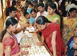 People purchasing jewellery in a shop on the occasion of Akshaya Tritiya in Bangalore on Sunday. DH PHOTO