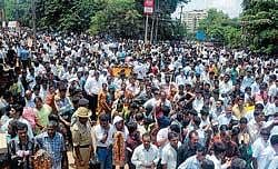 A large number of supporters of candidates gathered outside the Rosario PU College where counting was held in Mangalore. DH photo