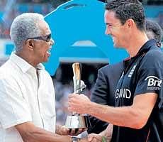 Sir Garfield Sobers hands over the Player of the tournament trophy to Kevin Pietersen. AP