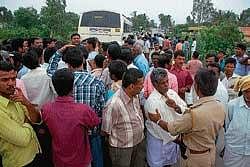 Villagers taking police to task for arriving late at the accident spot at Magadi Kaimara in Chikmagalur taluk on Wednesday.
