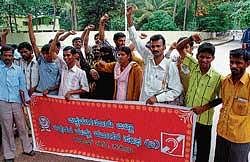 The office-bearers of Speech and Hearing Impaired Persons Association staging a protest on Wednesday demanding fulfilment of their demands in Chikmagalur. DH photo