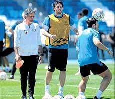 Inter MIlan coach Jose Mourinho (left) oversees a practice session in Madrid on Friday. AFP