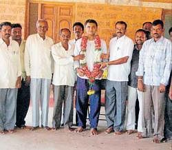 Members of Araabikothanur Gram Panchayat felicitated legislator Krishna Byre Gowda on Saturday in Kolar taluk. DH Photo