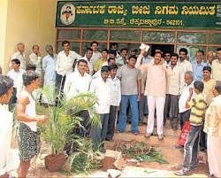 Action sought: Farmers staged a protest in front of the State Seeds Corporation alleging unfair practices in the buying and selling of sowing seeds  in Chikkaballapur on Saturday. DH Photo