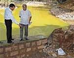 Taking Stock: Minister for Horticulture Umesh Katti  inspecting the lake at Cubbon Park on Saturday. Horticulture Department Director N Jayaram is seen. DH Photo