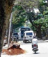 Bottleneck: A narrow stretch of road in Kumaraswamy Layout where vehicles and pedestrians vie for space. DH Photo