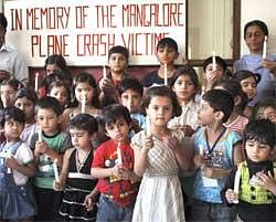 School students pay homage to the victims of Mangalore plane crash in Gurgaon. PTI