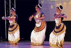 Elegant: Gopika Verma (centre) performing Mohiniyattam.