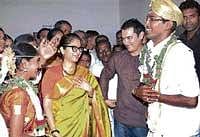 Actor Aamir Khan and wife Kiran Rao congratulating the newly wed couple. DH Photo