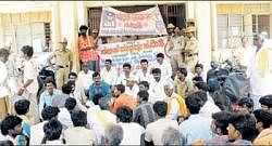 Dalit Sangharsha Samiti workers staging a dharna in front of tahsildars office demanding CoD probe into the hooch tragedy in Shidlaghatta on Monday. DH photo