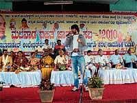 Actor Sudeep speaking after inaugurating mass marriage at Mudigere town. DH Photo