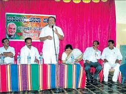 Its impossible: Kannada Development Authority Chairman Mukhyamantri Chandru speaking at a meeting of the leaders of Backward Classes in Chikkaballapur on Tuesday. MP P C Mohan, BJP State Unit President Ravinarayan Reddy, ST Morcha State Unit President Ashok Kumar and others were present. DH Photo