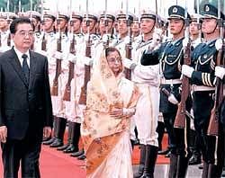 Chinese President Hu Jintao and President Pratibha Patil inspect the guard of honour inside the Great Hall of the People in Beijing on Thursday. India has sought Chinas support for its bid for a permanent seat in the UN Security Council during a meeting between Patil and Prime Minister Wen Jiabao.REUTERS