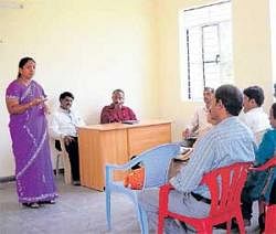 A participant airing her views at a training programme held at Taluk Panchayat auditorium in Shidlaghatta. TP CEO Amarnath, Agriculture Assistant Director Raghavendra, Narayanaswamy and others are seen. DH Photo